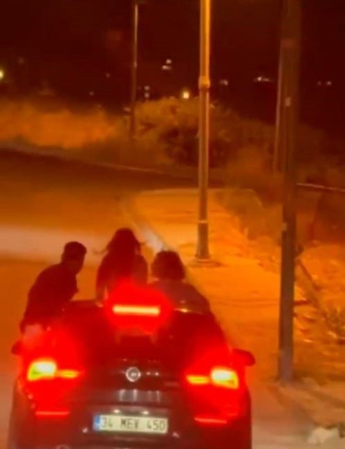 İstanbul Beylikdüzü’nde seyir halindeki aracın camından çıkan bir grup gencin