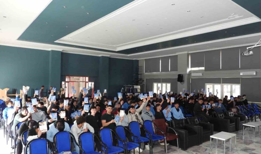 Bin 610 öğrenci teröre karşı bilgilendirildi Erzincan İl Emniyet Müdürlüğü Terörle Mücadele Şube Müdürlüğü ekiplerince “Gençlik