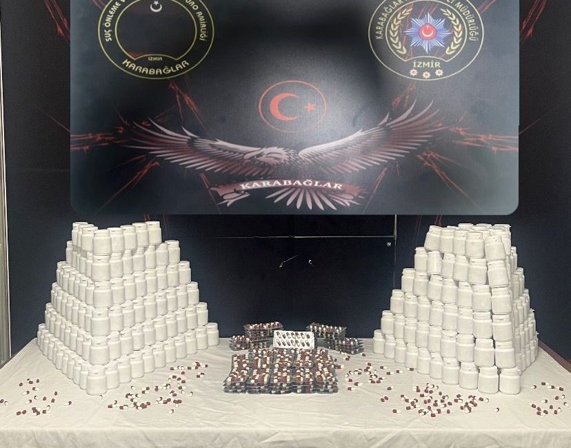 Bir zehir tacirini takibe alan polis, kadının evine baskın gerçekleştirdi