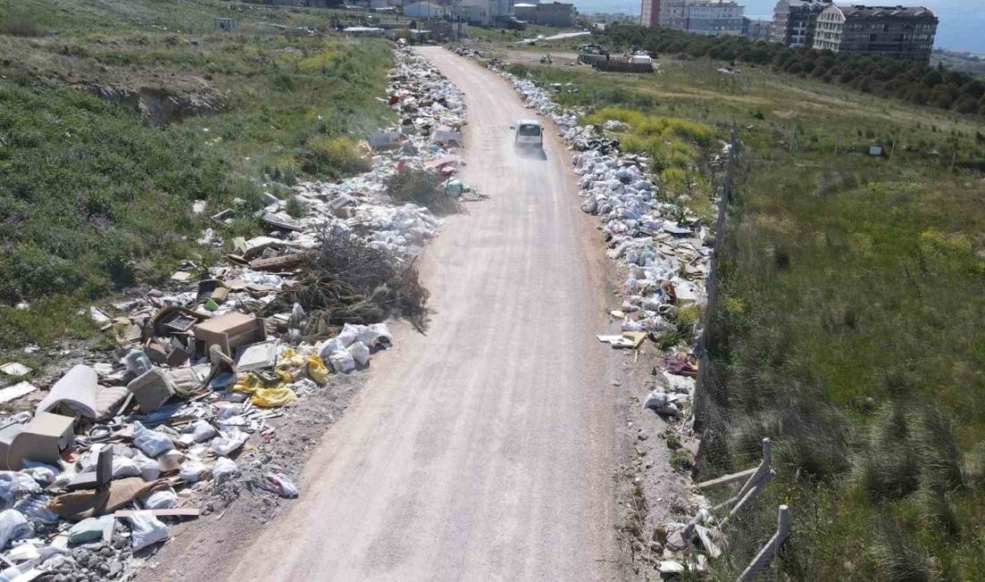 Balıkesir’in Bandırma ilçesinde mahalleleri birbirine bağlayan yoldaki inşaat molozları ve