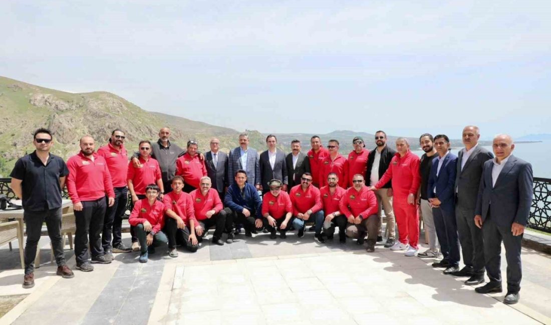 Bitlis ve Erzurum valilerinden Adilcevaz’a ziyaret Bitlis Valisi Ahmet Karakaya ve Erzurum Valisi Mustafa Çiftçi, Adilcevaz