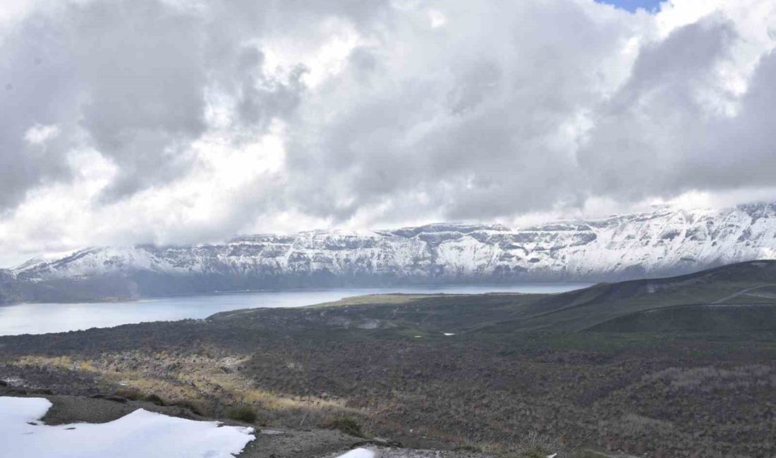 Bitlis’te günlerdir devam eden yağmur yerini kar yağışına bırakınca, yüksek