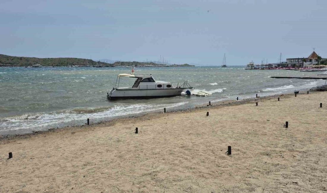 Muğla’nın Bodrum ilçesinde etkili olan fırtına nedeniyle tekneler karaya sürüklendi.
