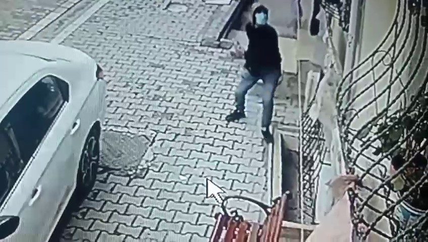 Esenyurt’ta öfkeli koca, boşanmak isteyen eşinin evine kezzapla saldırdı. Kayınpeder