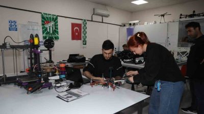 Bursa Teknik Üniversitesini (BTÜ), TEKNOFEST Teknoloji Yarışmaları’nda temsil edecek öğrenciler,