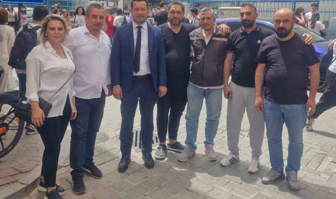 İzmir’in Buca ilçesinde bulunan Hasan Ali Yücel Ortaokulu’nun önünde uzun