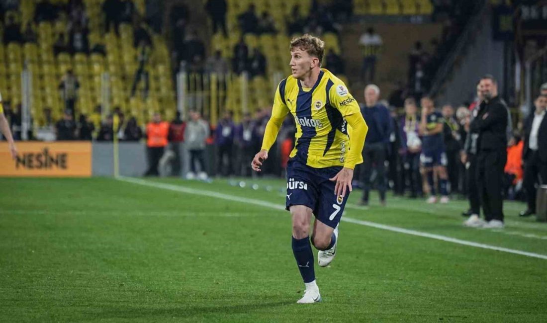 Burak Kapacak, bu sezon ilk kez oynadı Fenerbahçe’de Burak Kapacak, bu sezon ilk kez forma giydi. Trendyol