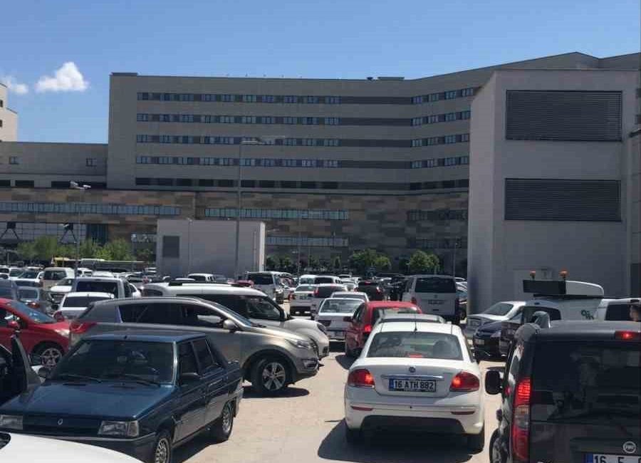 Bursa Şehir Hastanesi’nin otopark sorunu çözülemiyor Türkiye’nin sayılı Şehir Hastaneleri’nden olan Bursa Şehir Hastanesi’nde otopark sorunu