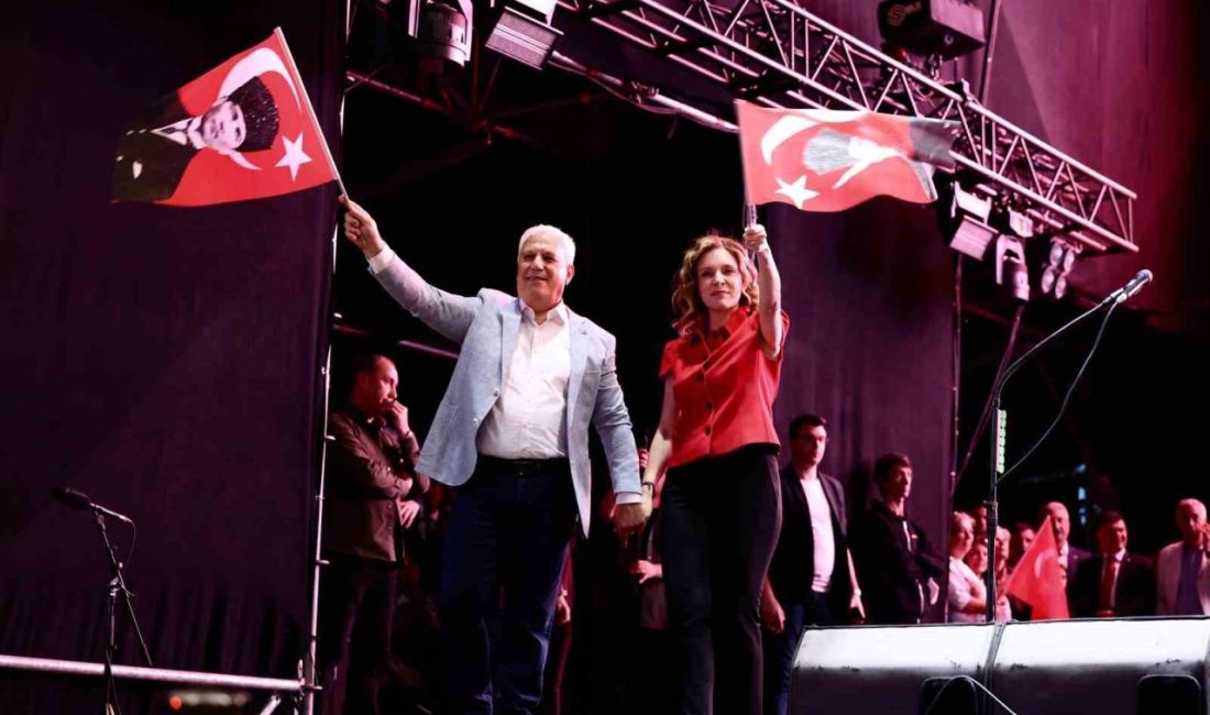 Bursa’da 19 Mayıs coşkusu “Mor ve Ötesi” ile zirve yaptı Bursa Büyükşehir Belediyesi tarafından bu yıl ikincisi düzenlenen “Gençlik Şenliği”