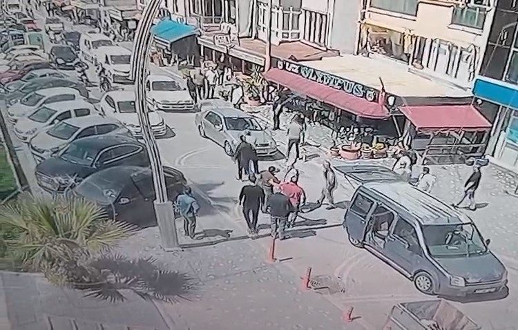 Bursa’da genç kadını kaçırmaya çalışan şüpheliler tutuklandı Bursa’nın Gemlik ilçesinde bir kadını yerde sürükleyip zorla araca bindirmeye
