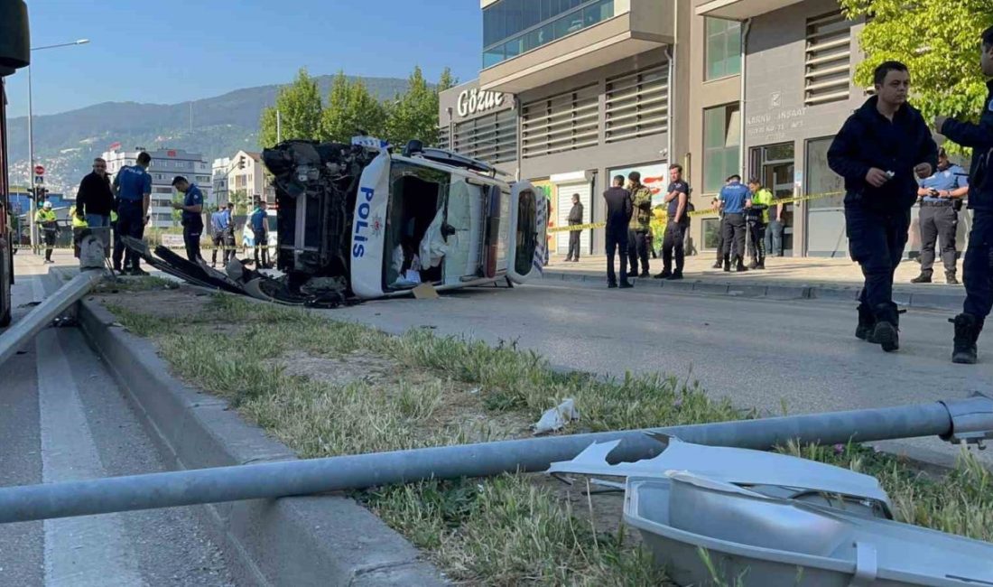 Bursa’da kadına şiddet ihbarından dönen polis aracı takla attı: 2’si polis 4 yaralı Bursa’da kadına şiddet ihbarından dönen polis aracı takla attı. Kazada,