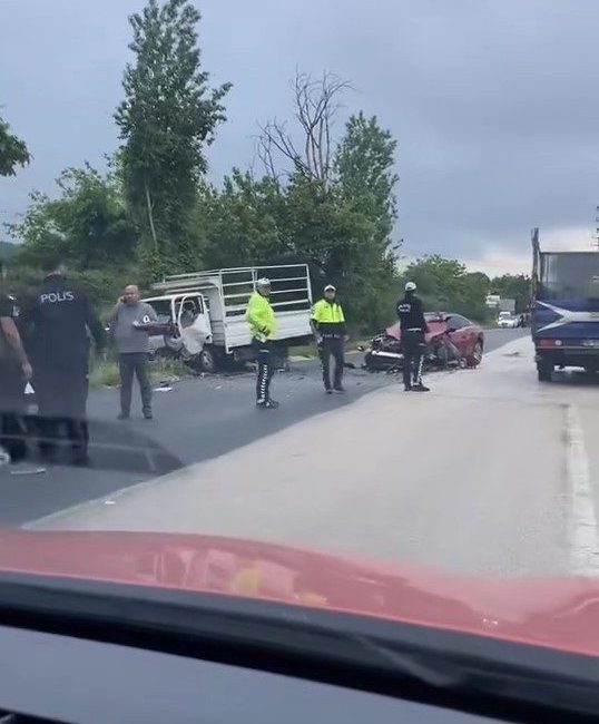 Bursa’da yağışlı havanın etkisiyle kaygan yolda meydana gelen kazada otomobil