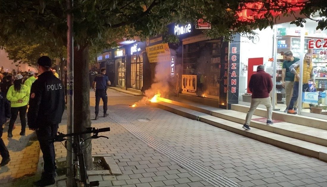 Bursa’da kutlamalarda Fenerbahçeliler Derneği’ne meşale atan taraftar gözaltına alındı Bursa’nın İnegöl ilçesinde şampiyonluk kutlamaları sırasında Fenerbahçeliler Derneği’ne meşale atan