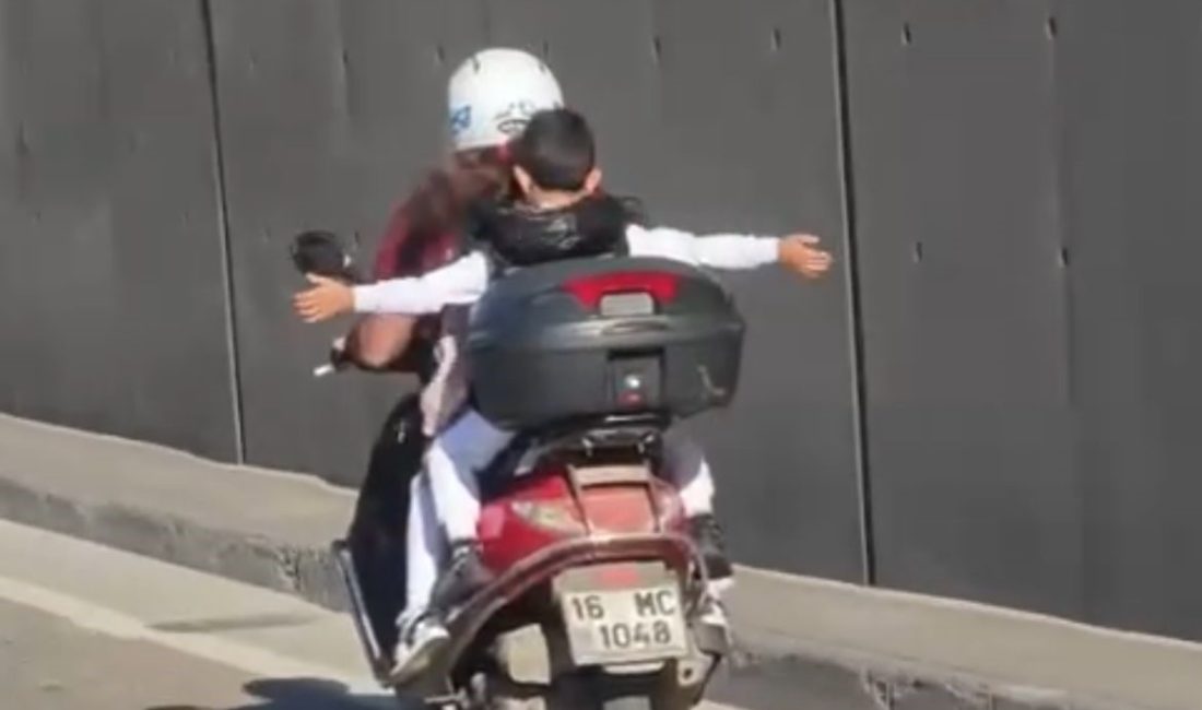 Bursa’da tehlikeli yolculuk kamerada Bursa’da motosikletle trafiğe çıkan bir kişi, arkasına herhangi bir koruyucu