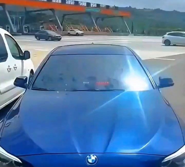 Çakarlı otomobile gereği yapıldı Gebze-Orhangazi-İzmir O-5 Otoyolu Kuzey Gişeleri’nde jandarma tarafından durdurulan lüks otomobilde