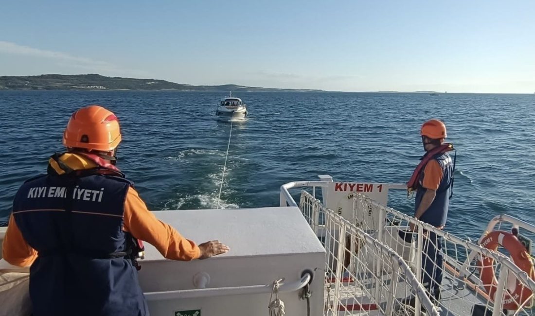 Çanakkale Boğazı’nda makine arızası yaparak sürüklenen tekne kurtarıldı Çanakkale Boğazı’nda makine arızası yaparak sürüklenen ve içinde 3 kişinin