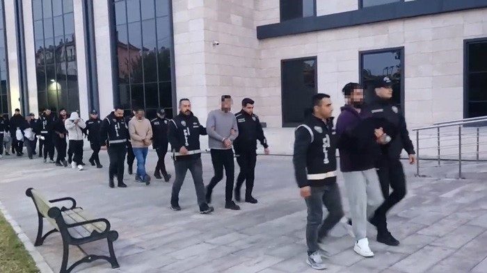 Çanakkale’de polis ekiplerince gerçekleştirilen nitelikli yağma operasyonunda gözaltına alınan 13