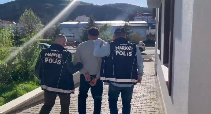 Çankırı’da eş zamanlı uyuşturucu operasyonu: 4 tutuklama Çankırı’nın Şabanözü ilçesinde polis ekipleri tarafından düzenlenen eş zamanlı operasyonda