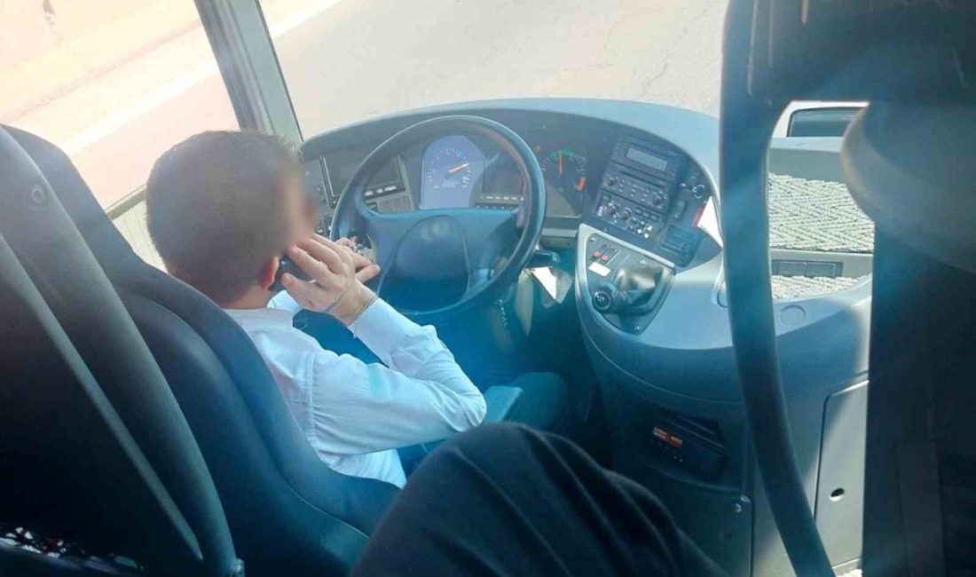 Cep telefonu ile konuşan otobüs şoförü sivil denetime takıldı Mersin’de sivil trafik denetimi yapan Otoyol Jandarması, seyir halindeyken cep