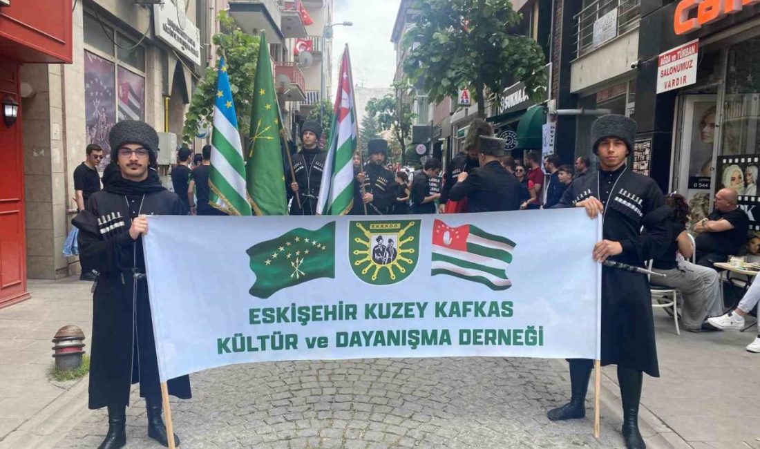 Çerkes Soykırımı’nın 161’inci yılında anlamlı yürüyüş Eskişehir’de yaşayan Çerkesler ve onlara destek veren vatandaşlar, 21 Mayıs