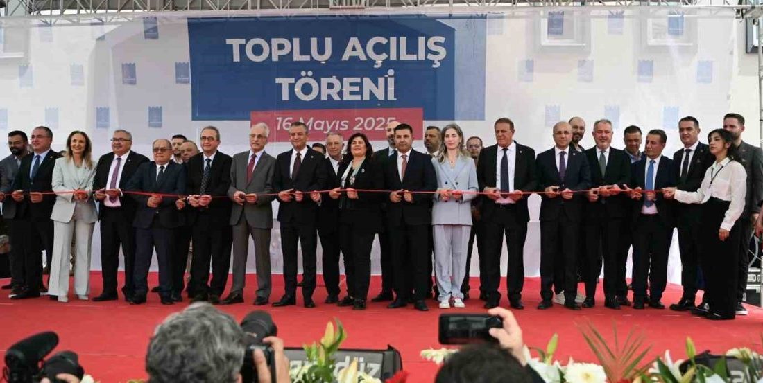 CHP Genel Başkanı Özel, Başkan Günel’in projelerini övdü Kuşadası Belediyesi Ana Hizmet Binası önünde düzenlenen törende konuşan CHP