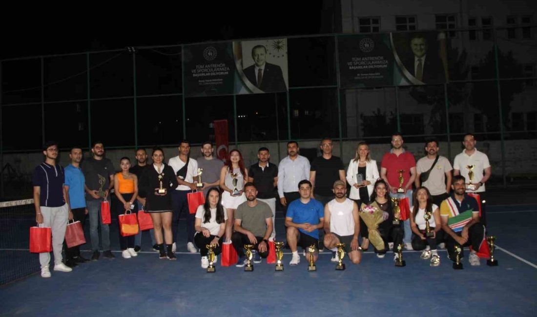 Şırnak Cizre’de ilk kez düzenlenen geleneksel kort tenis turnuvası, heyecan