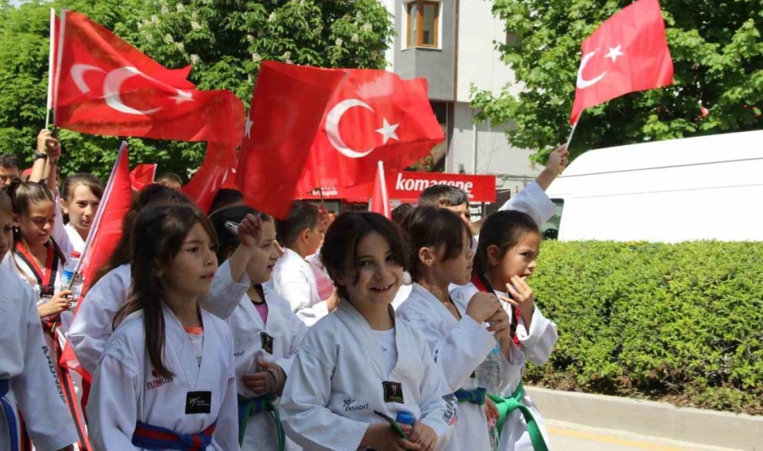 Çorum’da ’Aile Haftası’ ve ’Gençlik Haftası’ yürüyüşü düzenlendi Çorum’da Aile Haftası ve Gençlik Haftası çerçevesinde düzenlenen kortej yürüyüşüne