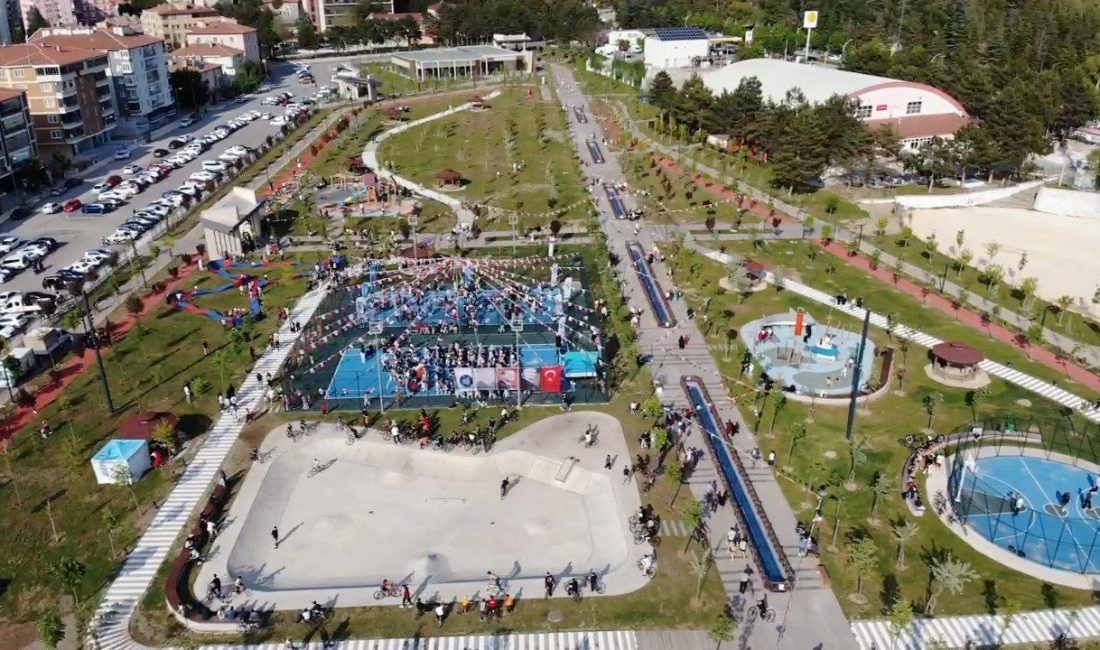 Çorum’da yapımı tamamlanan 100. Yıl Millet Bahçesi, düzenlenen programla hizmete