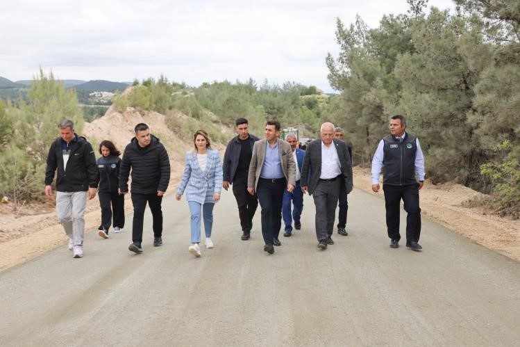 Bilecik’in Çukurören köyünde bir fabrikanın kamyonları tarafından toza neden olan