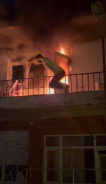 Daire alevlere teslim oldu: Balkondan atlayarak kurtuldu Kocaeli’nin İzmit ilçesinde 5 katlı binanın 1’inci katındaki daire alevlere
