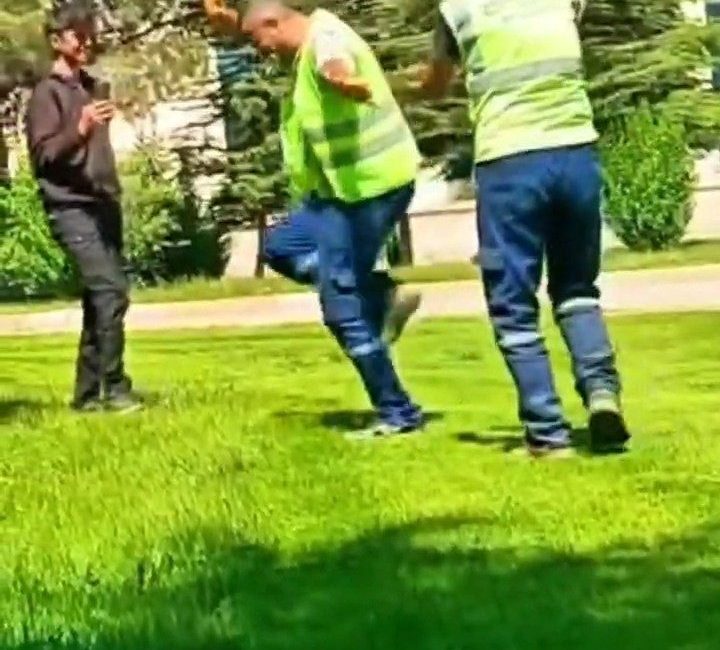 Elazığ’da görevleri başında olan temizlik görevlileri, davulun sesini duymalarıyla oynamaya