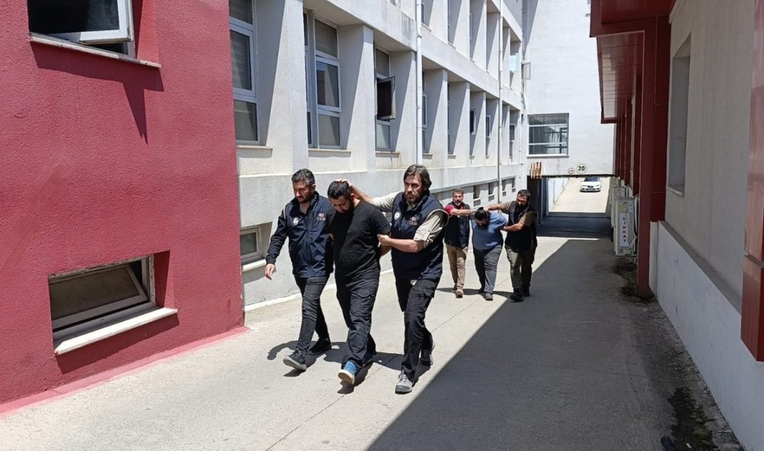 DEAŞ’a 3 milyon TL aktaran 2 şüpheli tutuklandı Adana’da terör örgütü DEAŞ’a para transferi yaptıkları belirlenen iki şüpheli,