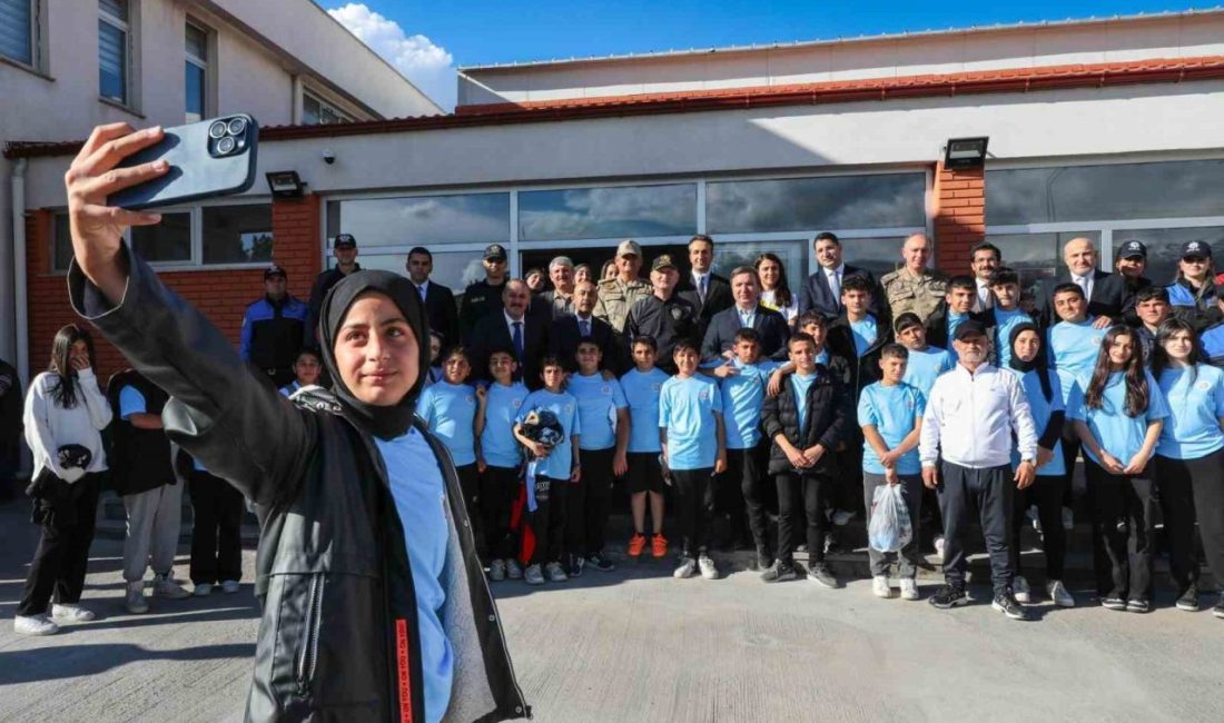 “Değer Erzincan” Erzincan’da sporcu çocukların yetişmesine değer katıyor Erzincan Valisi Hamza Aydoğdu, beraberindeki birim amirleriyle birlikte “Değer Erzincan