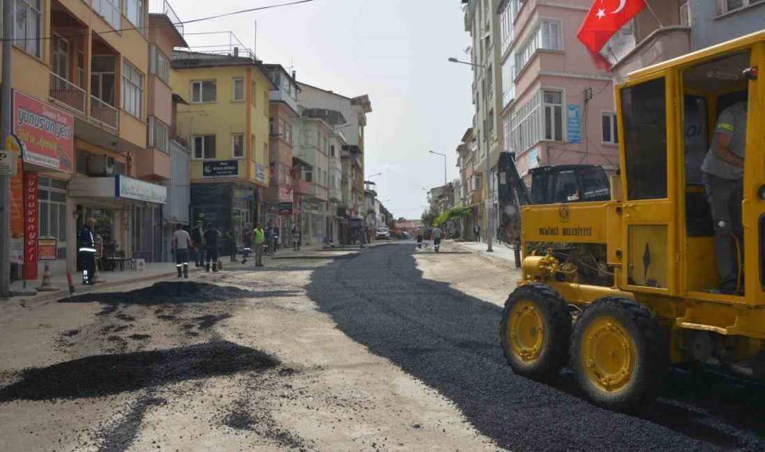 Demirci’de ana arterlere sıcak asfalt yapılıyor Manisa’nın Demirci ilçesinde altyapı sebebiyle bozulan ana cadde yolları ilçe
