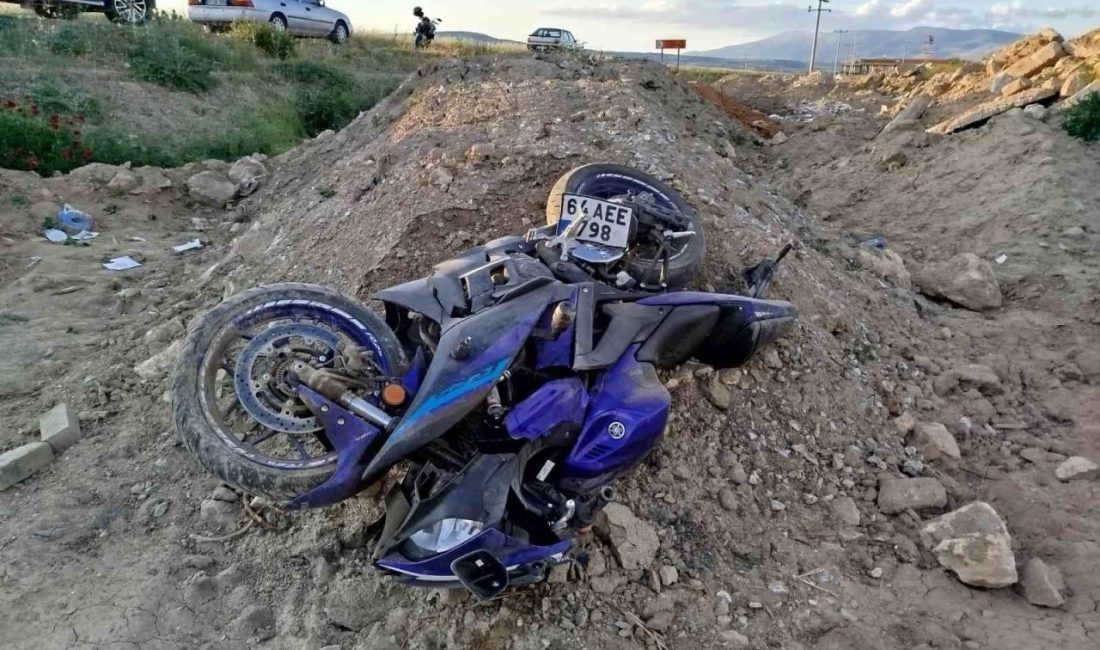 Denizli’de savrularak yol kenarına uçan motosikletteki 2 kişi yaşamını yitirdi.
