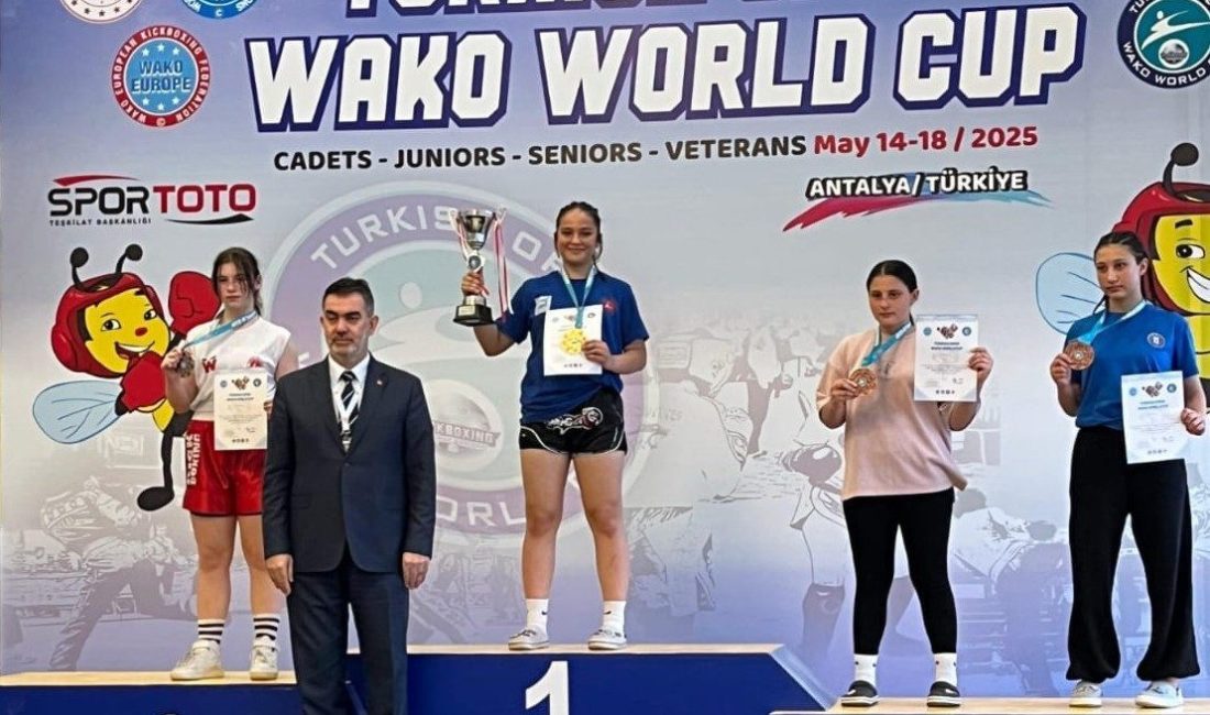 Antalya’da düzenlenen Uluslararası Kick Boks Dünya Kupası’nda 9 sınıf öğrencisi