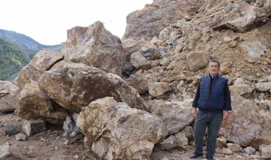 Dev kayalar yolu ulaşıma kapandı Erzurum’un Oltu ilçesinde meydana gelen heyelan, Kemerkaya Mahallesi yolunu ulaşıma