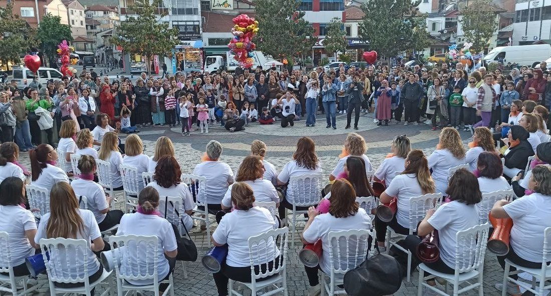 Devrekli ve Çaycumalı kadınlar sergiledikleri darbuka şov ile vatandaşlara neşeli