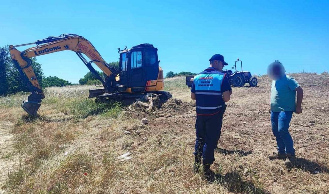 Didim’de kaçak kazı yapan 3 şahıs suçüstü yakalandı Aydın’ın Didim ilçesinde hazine arazisinde izinsiz kazı yapan 3 kişi