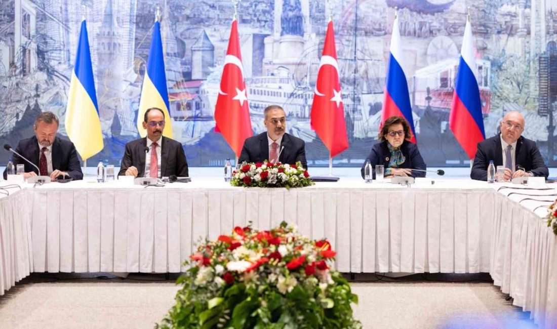 Türkiye-Rusya-Ukrayna heyetleri arasındaki toplantının açılış konuşmasını yapan Dışişleri Bakanı Hakan