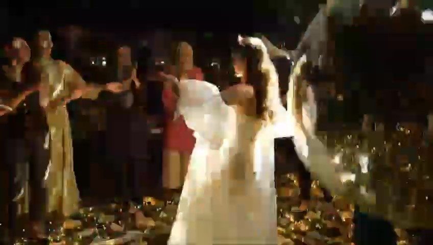 Kocaeli’nin İzmit ilçesinde düğün salonunda disko topunun tavandan koparak gelinin