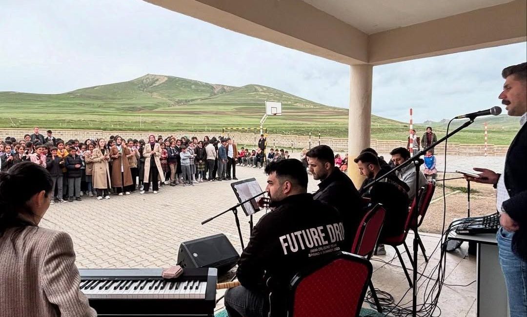 Diyadin’de öğrencilere moral konseri Ağrı’nın Diyadin ilçesine bağlı Karapazar Ortaokulu’nda, öğrencilerin moral ve motivasyonlarını