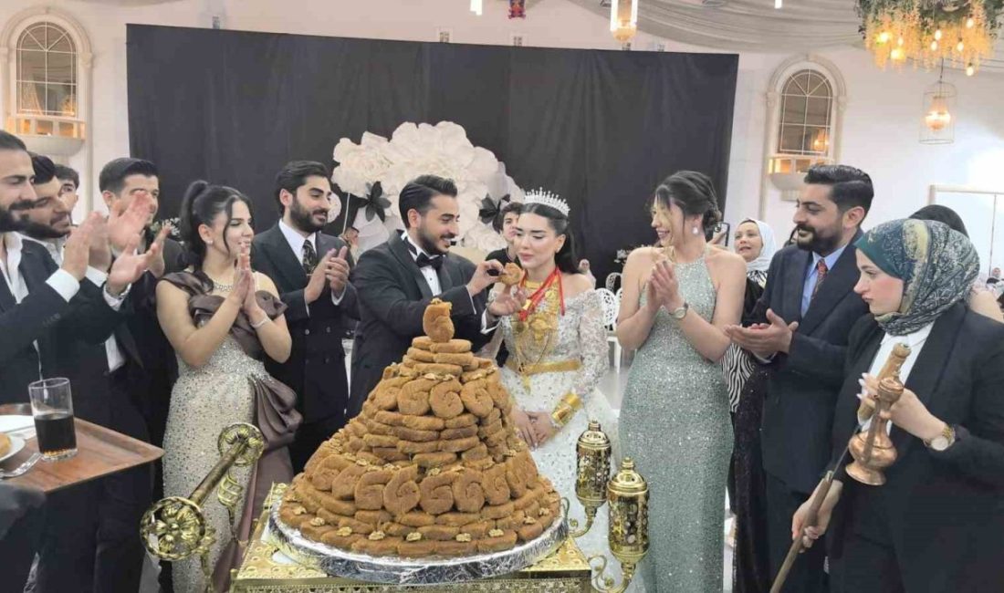 Diyarbakır’da dünyaevine giren çift, düğün pastası yerine 21 kattan oluşan