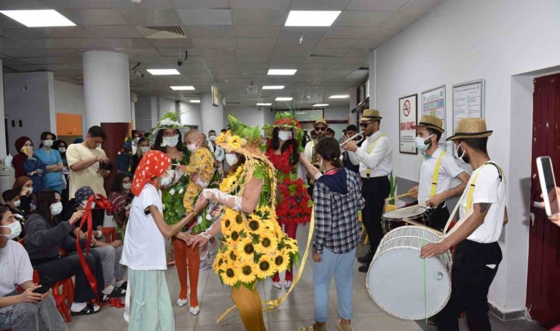 Diyarbakır’da hastanede tedavi gören çocuklara ve annelerine moral etkinliği Diyarbakır’da hastanede tedavi gören çocuklar ve annelerine moral etkinliği düzenlenip