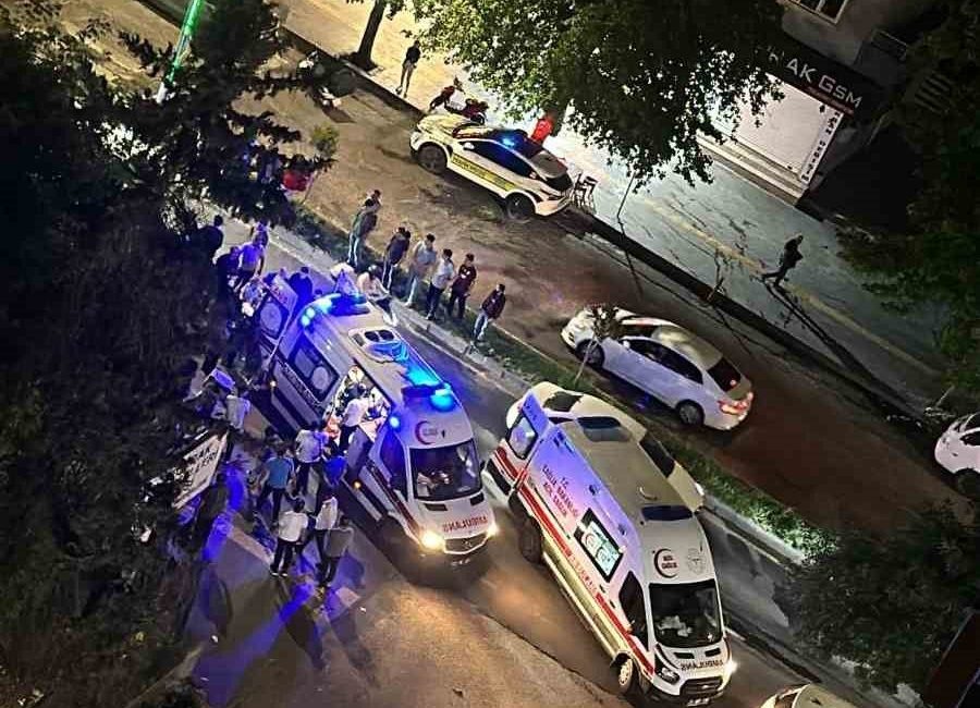 Diyarbakır’da motokuryenin yayalara çarpması sonucu 2’si yaya 3 kişi yaralandı.