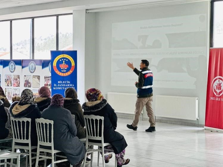 Bilecik’te 2025 Aile Yılı kapsamında Dodurga Belediyesi Konferans Salonunda belde