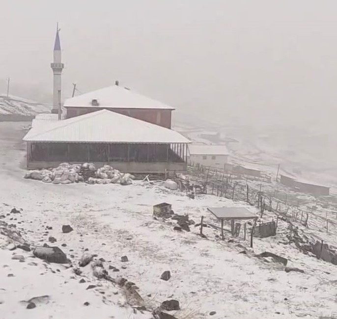 Doğu Karadeniz yaylalarında kış bitmiyor Doğu Karadeniz Bölgesi’nde hafta sonundan bu yana mevsim normallerinin altına