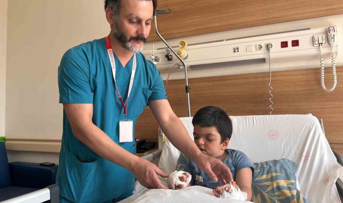 İzmir’de yaşayan Apert sendromlu ve parmakları yumruk şeklinde birleşik doğan