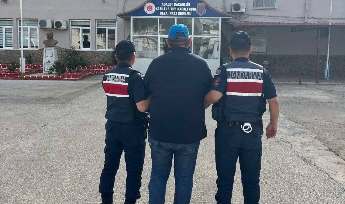 Dolandırıcılık suçundan aranan şahıs Nazilli’de yakalandı Aydın’ın Nazilli ilçesinde dolandırıcılık suçundan aranan şahıs, jandarma ekiplerince kıskıvrak