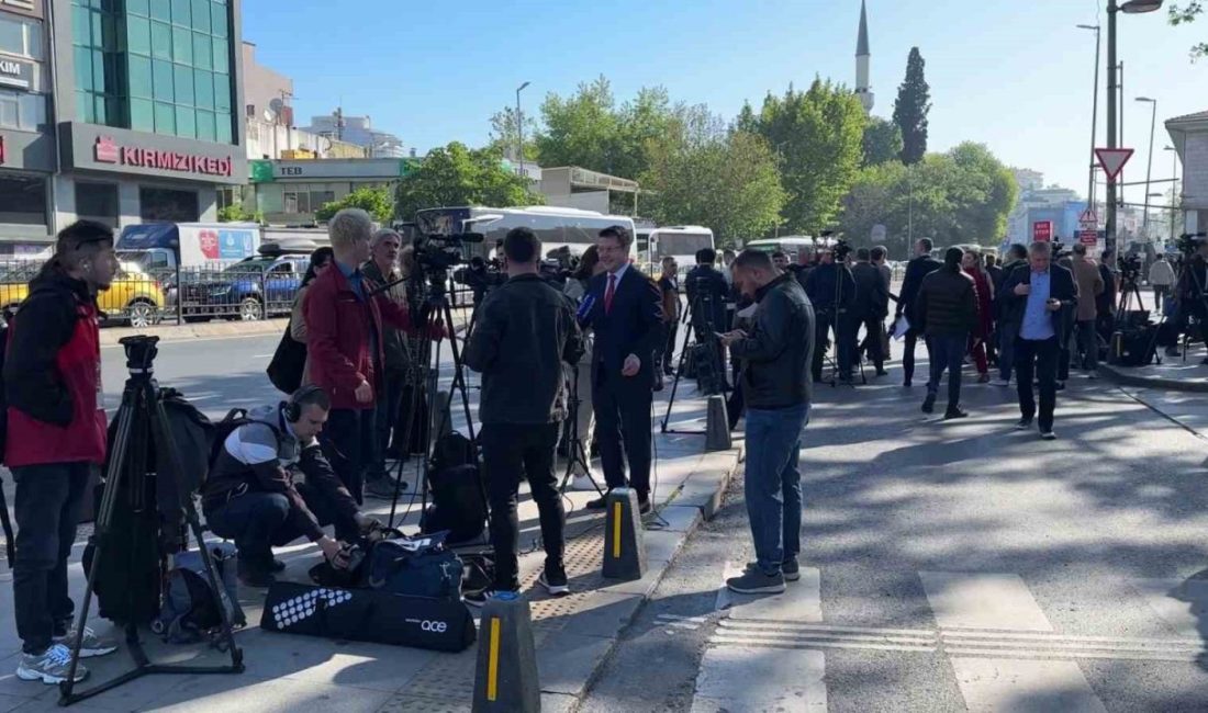 Dolmabahçe’de Ukrayna-Rusya heyeti arasındaki görüşmeye basından yoğun ilgi Dolmabahçe Cumhurbaşkanlığı Ofisi’nde gerçekleşmesi beklenen Ukrayna-Rusya müzakere heyeti arasındaki görüşmeye